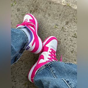 Worn twice. Nike dunks 10/10 hot pink